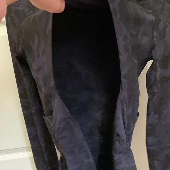 Lululemon | New Pack it up jacket (size4) - Picture 12 of 14